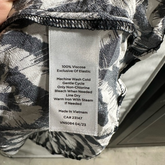 Talbots Smocked Feather Print Top Plus 2XLBlack And‎ White Button Up - Picture 5 of 7